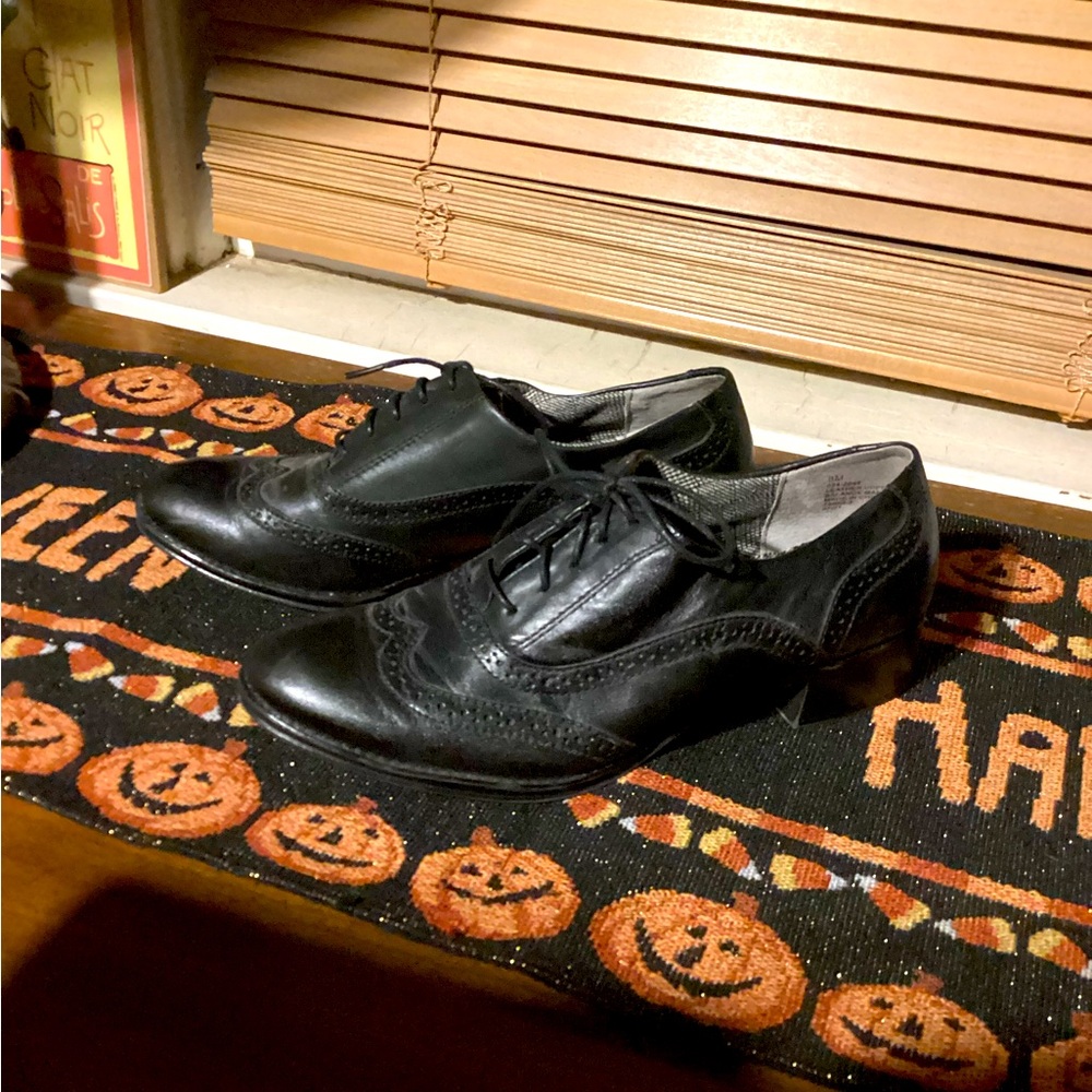 St. john’s Bay leather shoes -Size 8